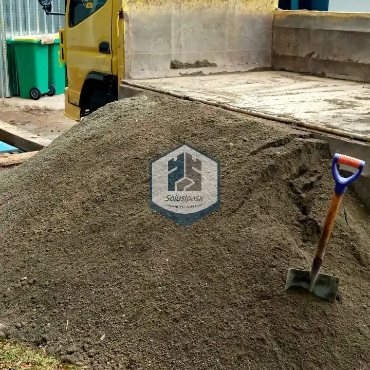 Proses bongkar muat abu batu untuk proyek konstruksi di Bekasi