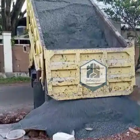 Pengiriman dan bongkar muat material abu batu di area Bogor