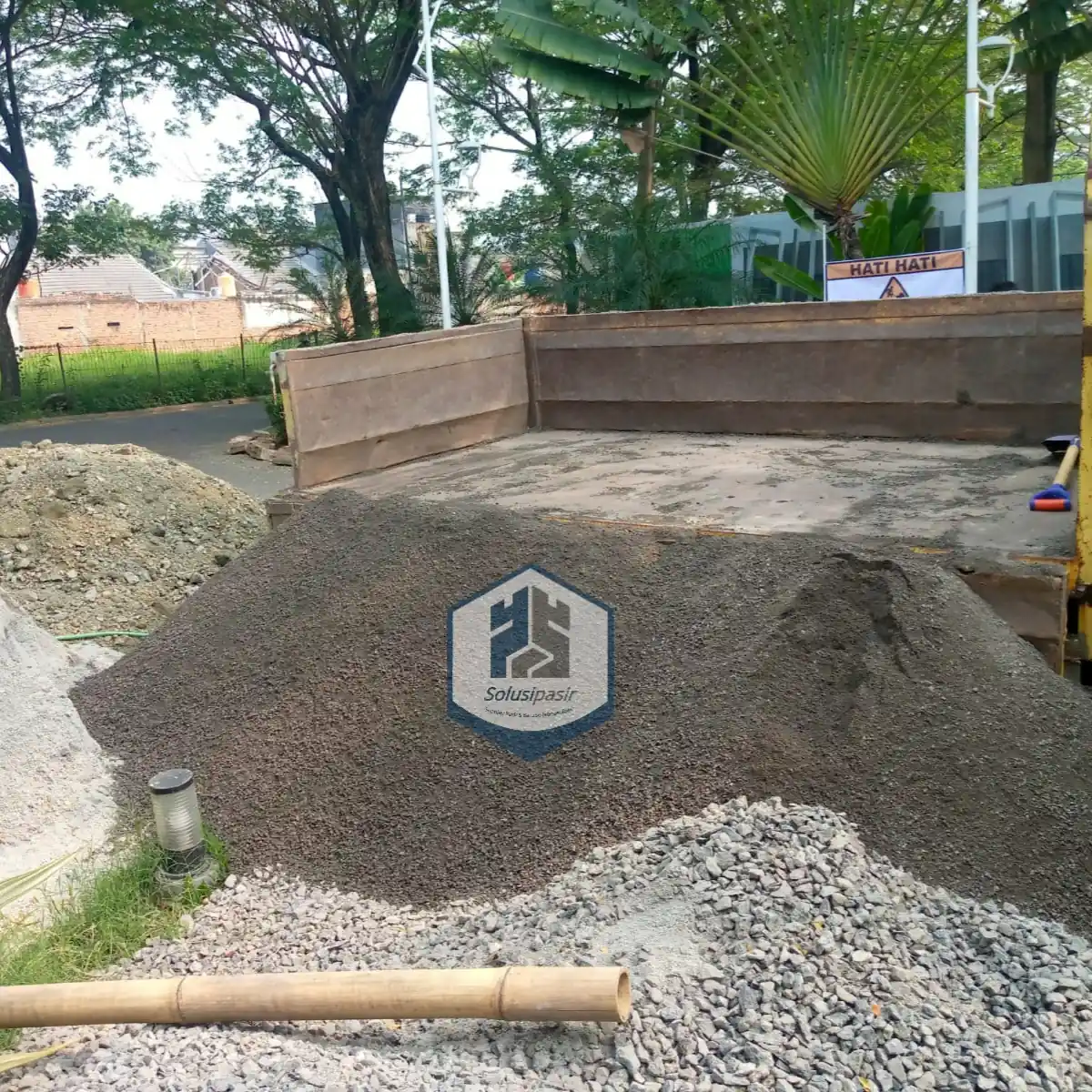 Truk logistik sedang melakukan bongkar muat abu batu di Depok