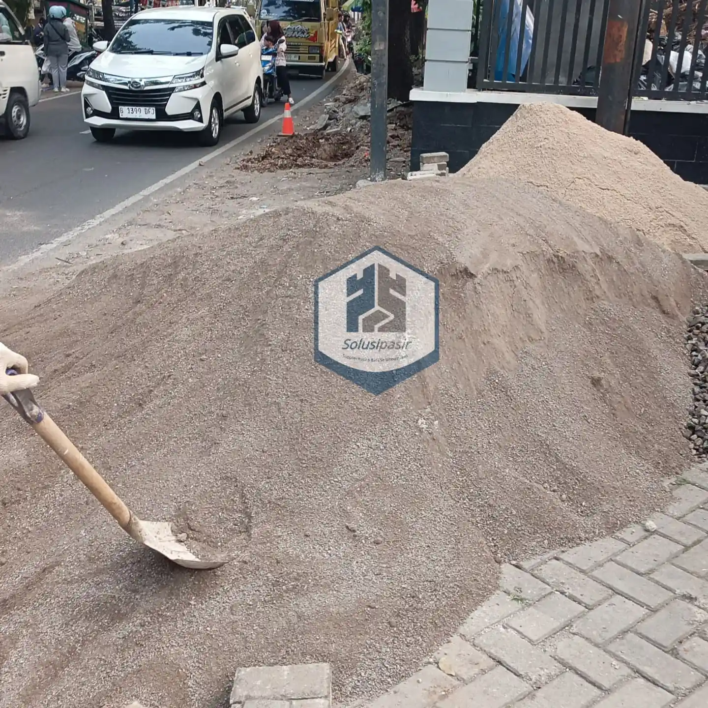 Aktivitas bongkar muat abu batu di lokasi proyek Jakarta