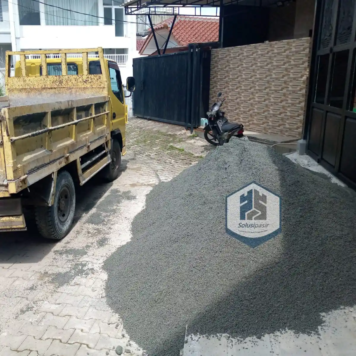Pekerja mengawasi proses bongkar muat abu batu di Tangerang