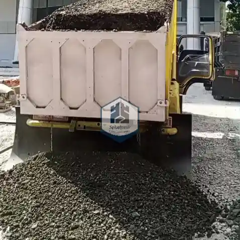 Aktivitas bongkar muat batu base course di lokasi proyek Jakarta