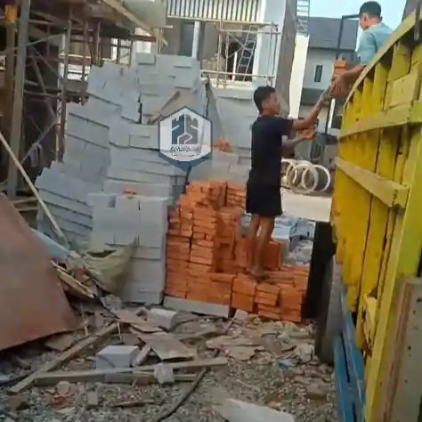 Pengiriman dan bongkar muat material batu bata merah di area Bogor