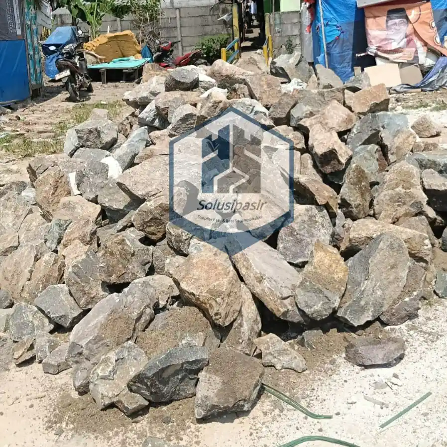 Distribusi dan bongkar muat batu belah pondasi berkualitas di wilayah Jabodetabek