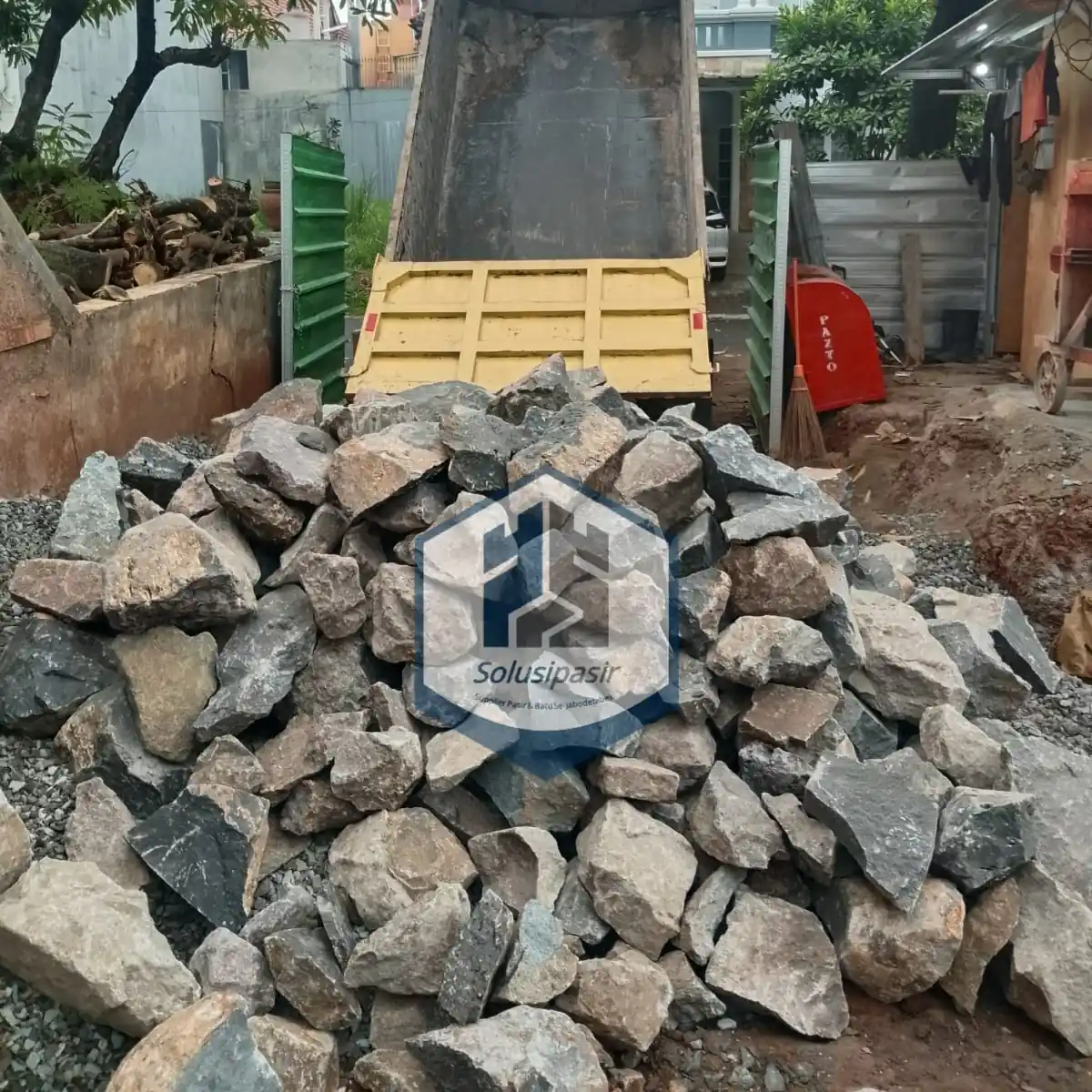 Aktivitas bongkar muat batu belah pondasi di lokasi proyek Jakarta