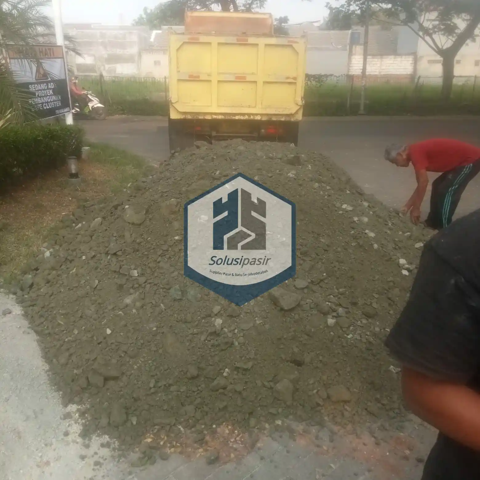 Pengiriman dan bongkar muat material batu makadam di area Bogor