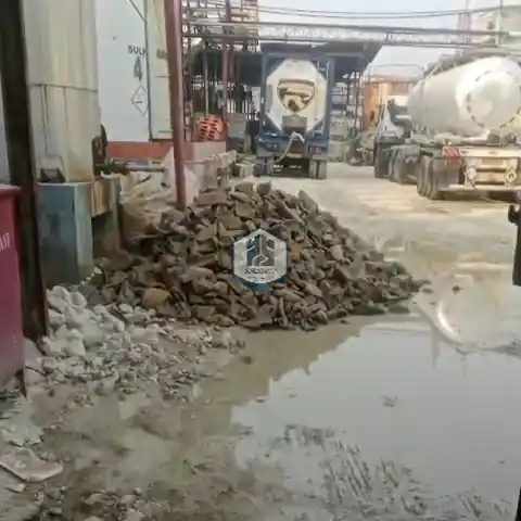 Aktivitas bongkar muat batu makadam di lokasi proyek Jakarta