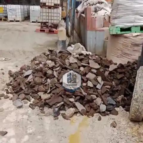Pekerja mengawasi proses bongkar muat batu makadam di Tangerang