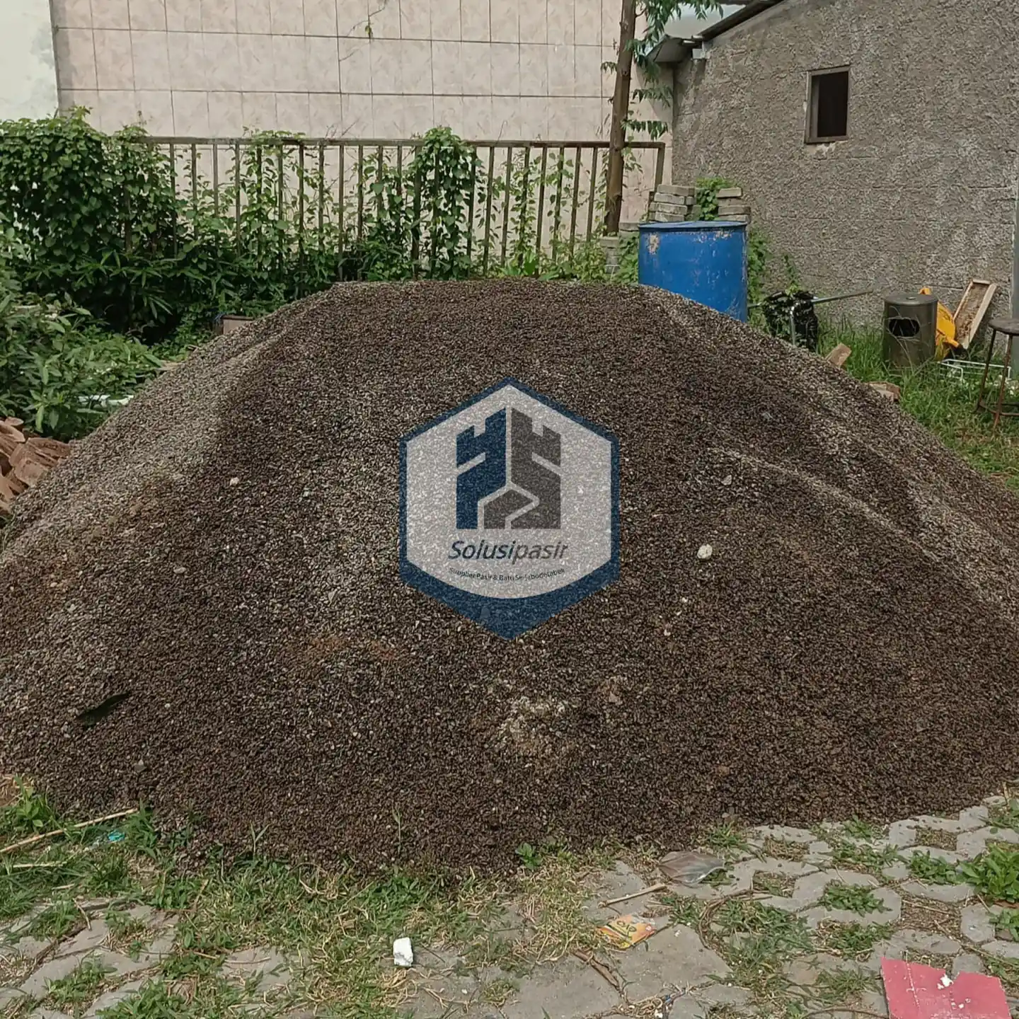 Proses bongkar muat batu screening untuk proyek konstruksi di Bekasi