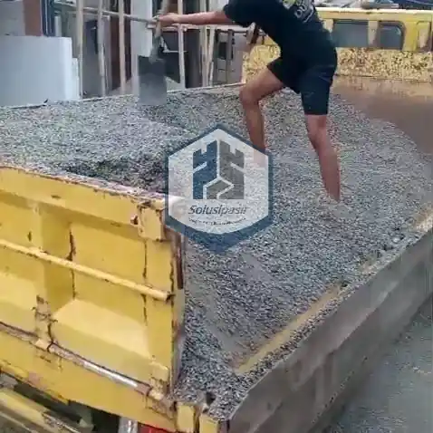 Pengiriman dan bongkar muat material batu screening di area Bogor