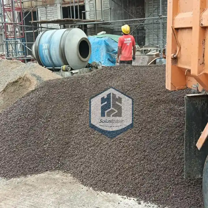 Aktivitas bongkar muat batu screening di lokasi proyek Jakarta
