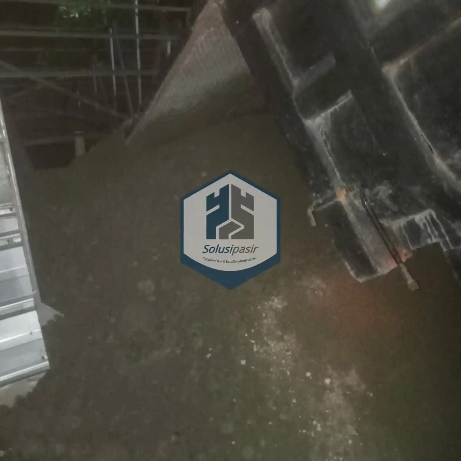 Pengiriman dan bongkar muat material batu sirdam di area Bogor
