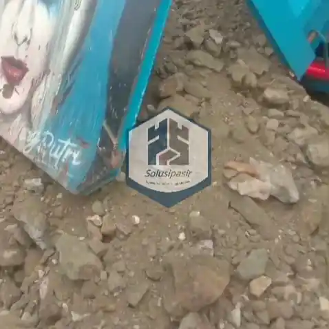 Aktivitas bongkar muat batu sirdam di lokasi proyek Jakarta
