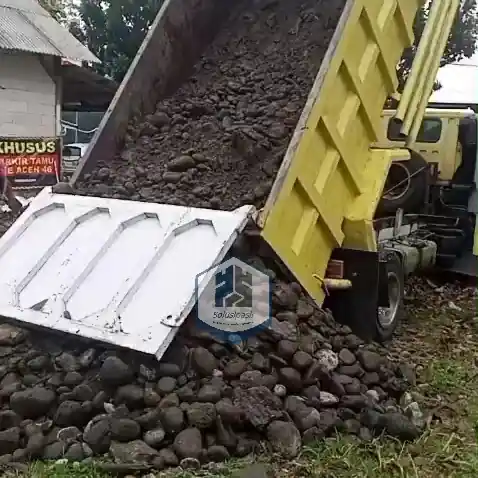 Proses bongkar muat batu sirtu untuk proyek konstruksi di Bekasi