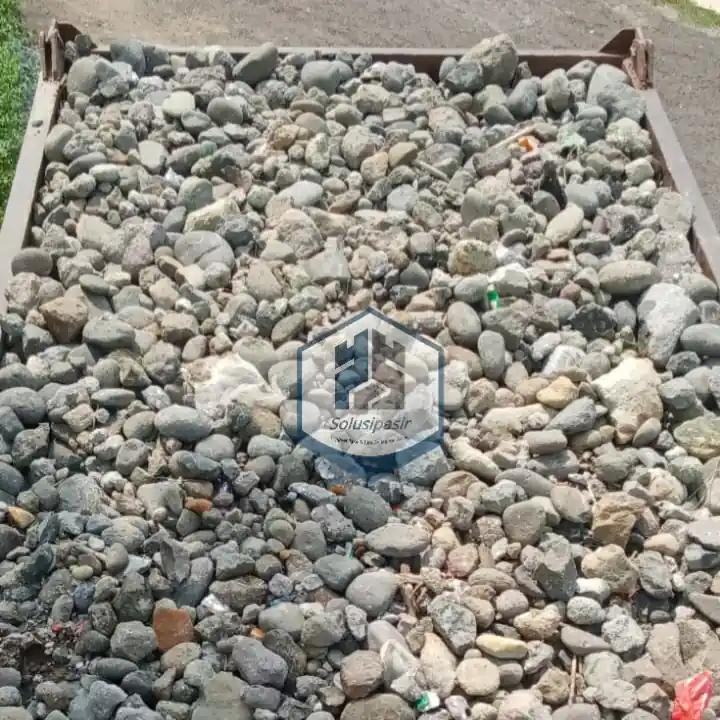 Aktivitas bongkar muat batu sirtu di lokasi proyek Jakarta