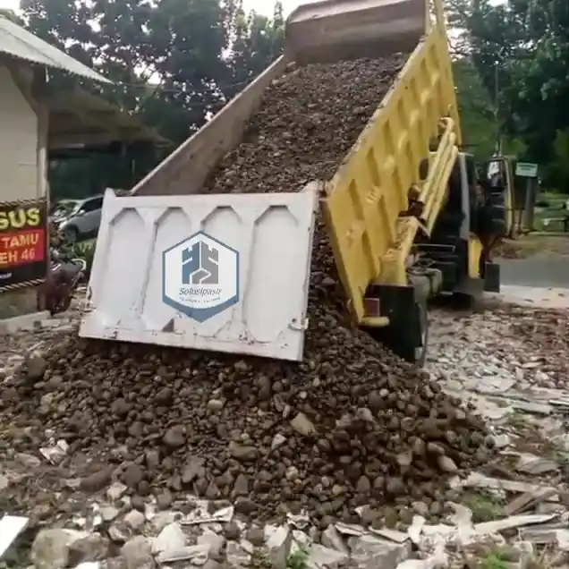 Pekerja mengawasi proses bongkar muat batu sirtu di Tangerang