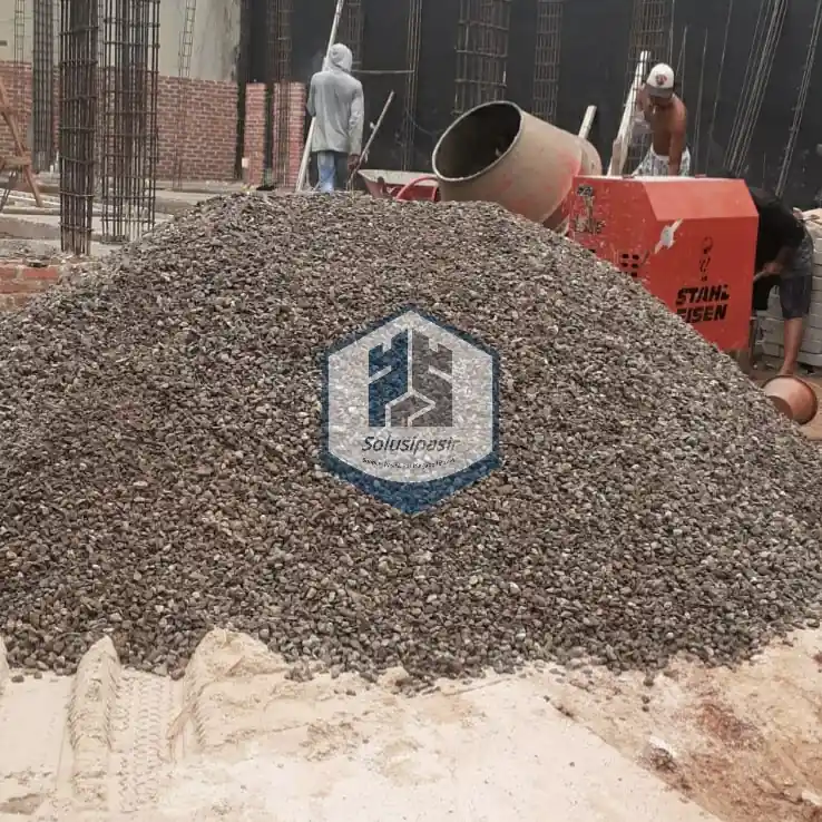Truk logistik sedang melakukan bongkar muat batu split di Depok