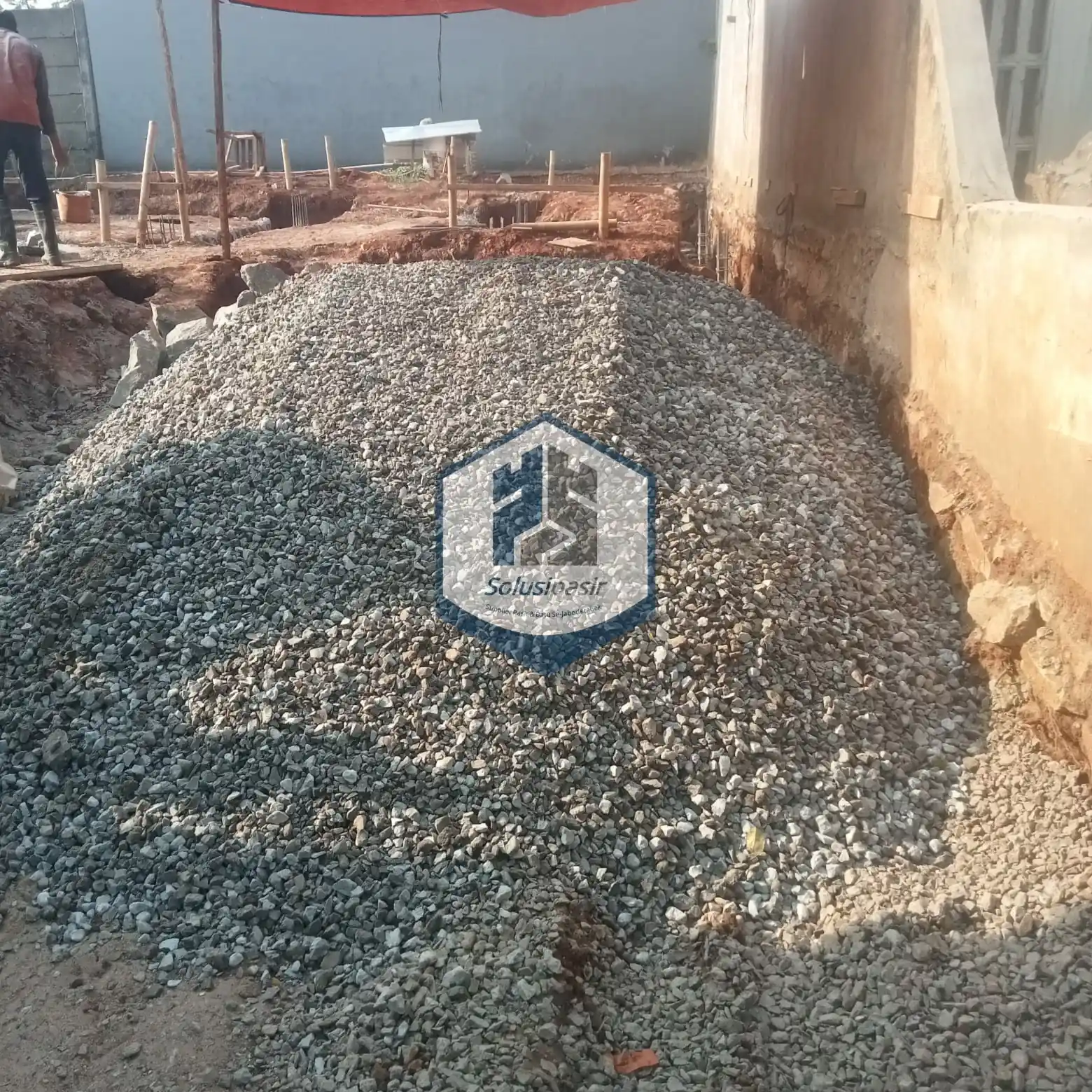 Distribusi dan bongkar muat batu split berkualitas di wilayah Jabodetabek