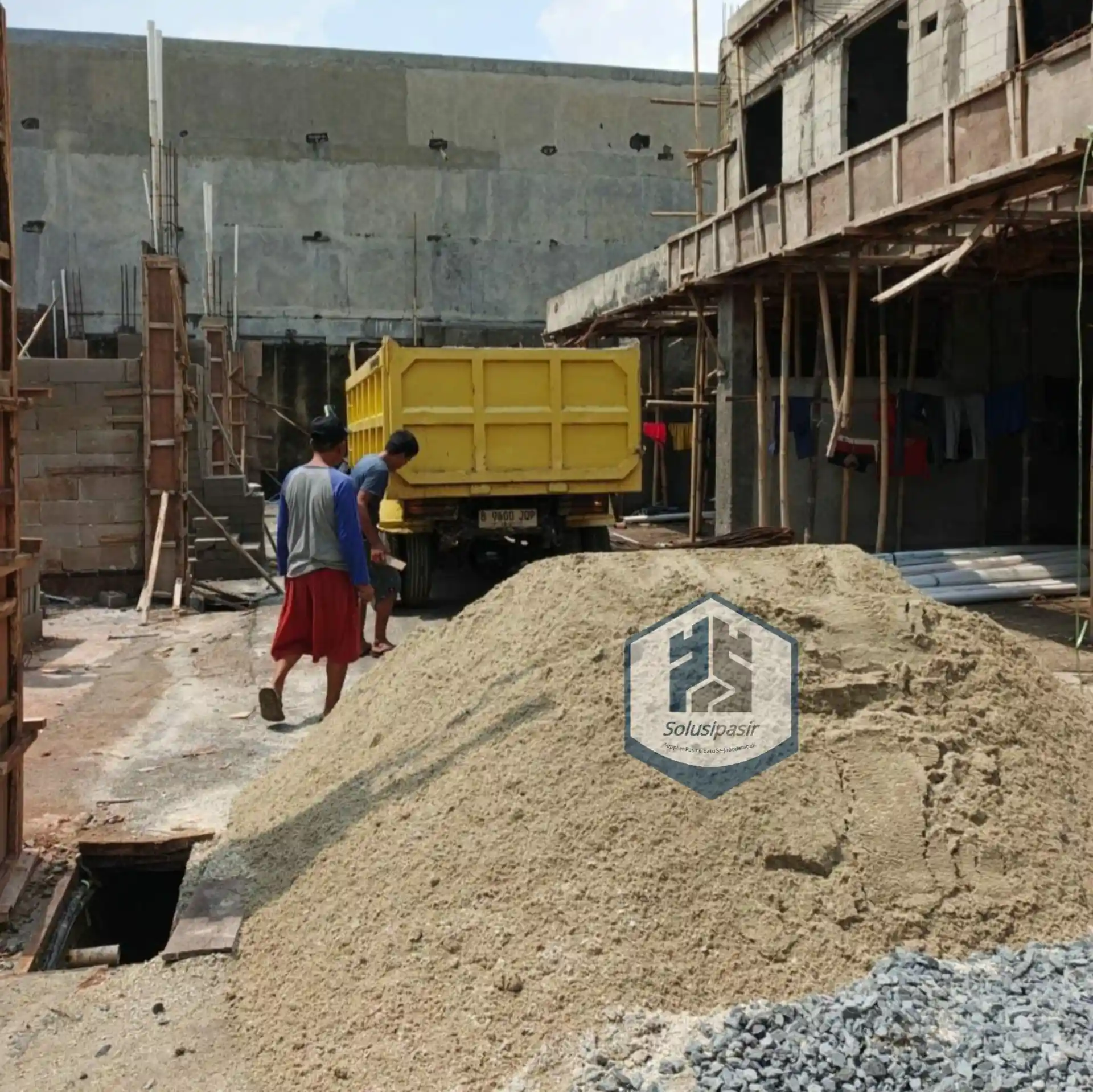 Proses bongkar muat pasir bangka cream untuk proyek konstruksi di Bekasi