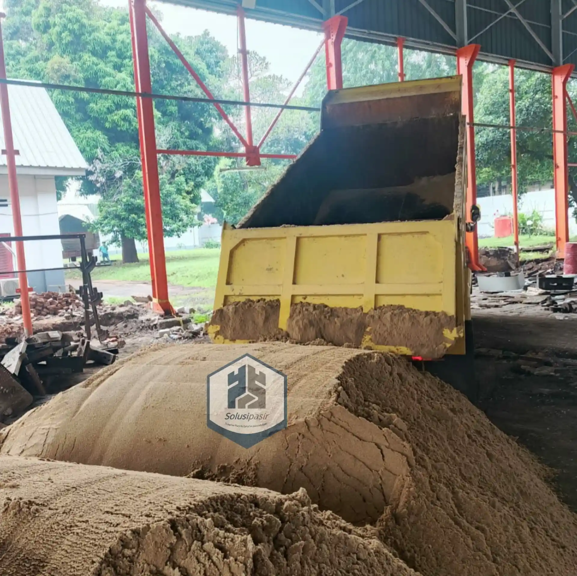 Aktivitas bongkar muat pasir bangka cream di lokasi proyek Jakarta