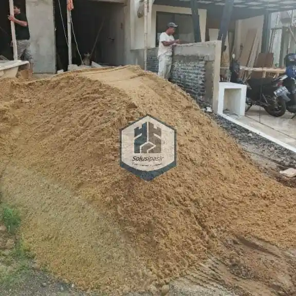 Pekerja mengawasi proses bongkar muat pasir bangka cream di Tangerang