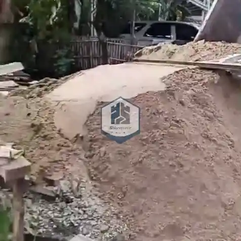 Proses bongkar muat pasir bangka kuning untuk proyek konstruksi di Bekasi