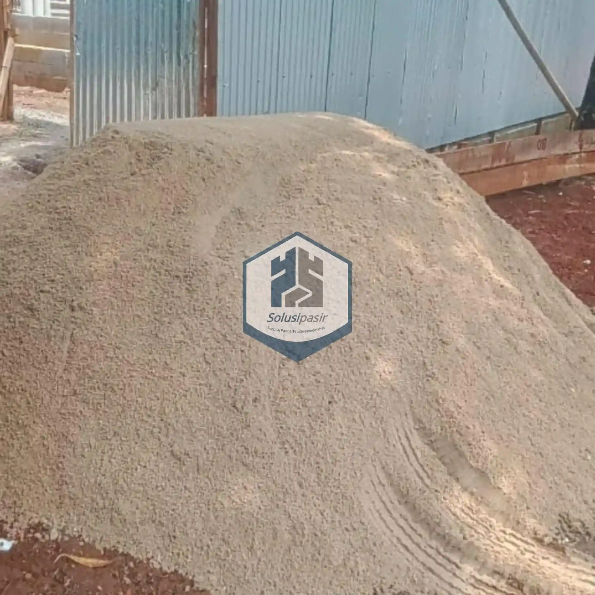 Pengiriman dan bongkar muat material pasir bangka kuning di area Bogor