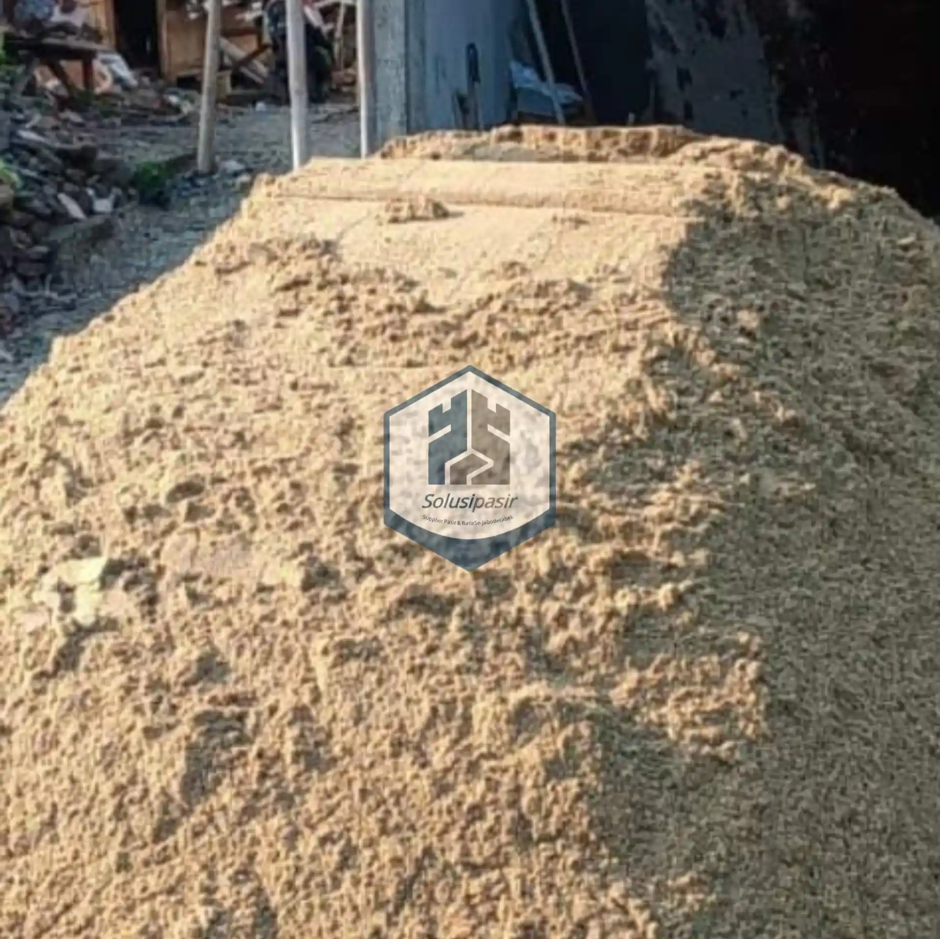 Distribusi dan bongkar muat pasir bangka kuning berkualitas di wilayah Jabodetabek
