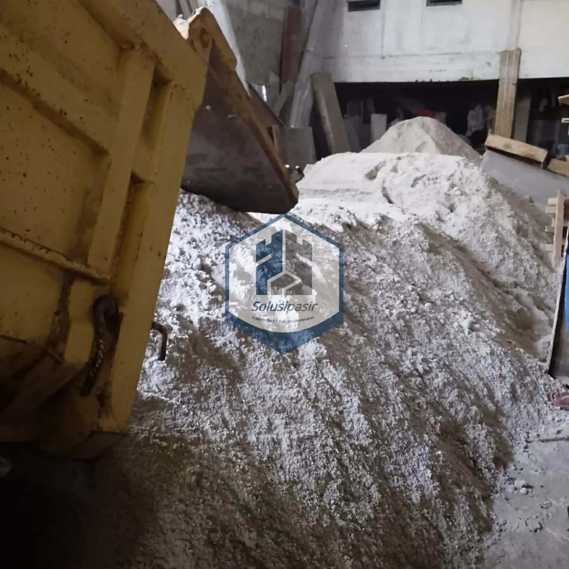 Pekerja mengawasi proses bongkar muat pasir bangka putih di Tangerang