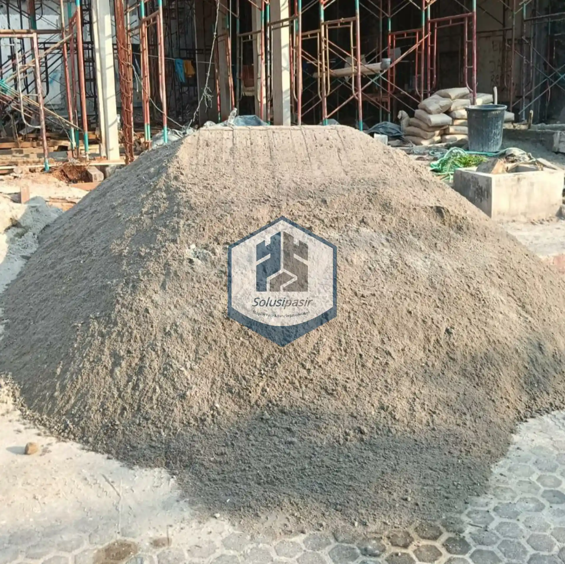 Proses bongkar muat pasir cilegon untuk proyek konstruksi di Bekasi