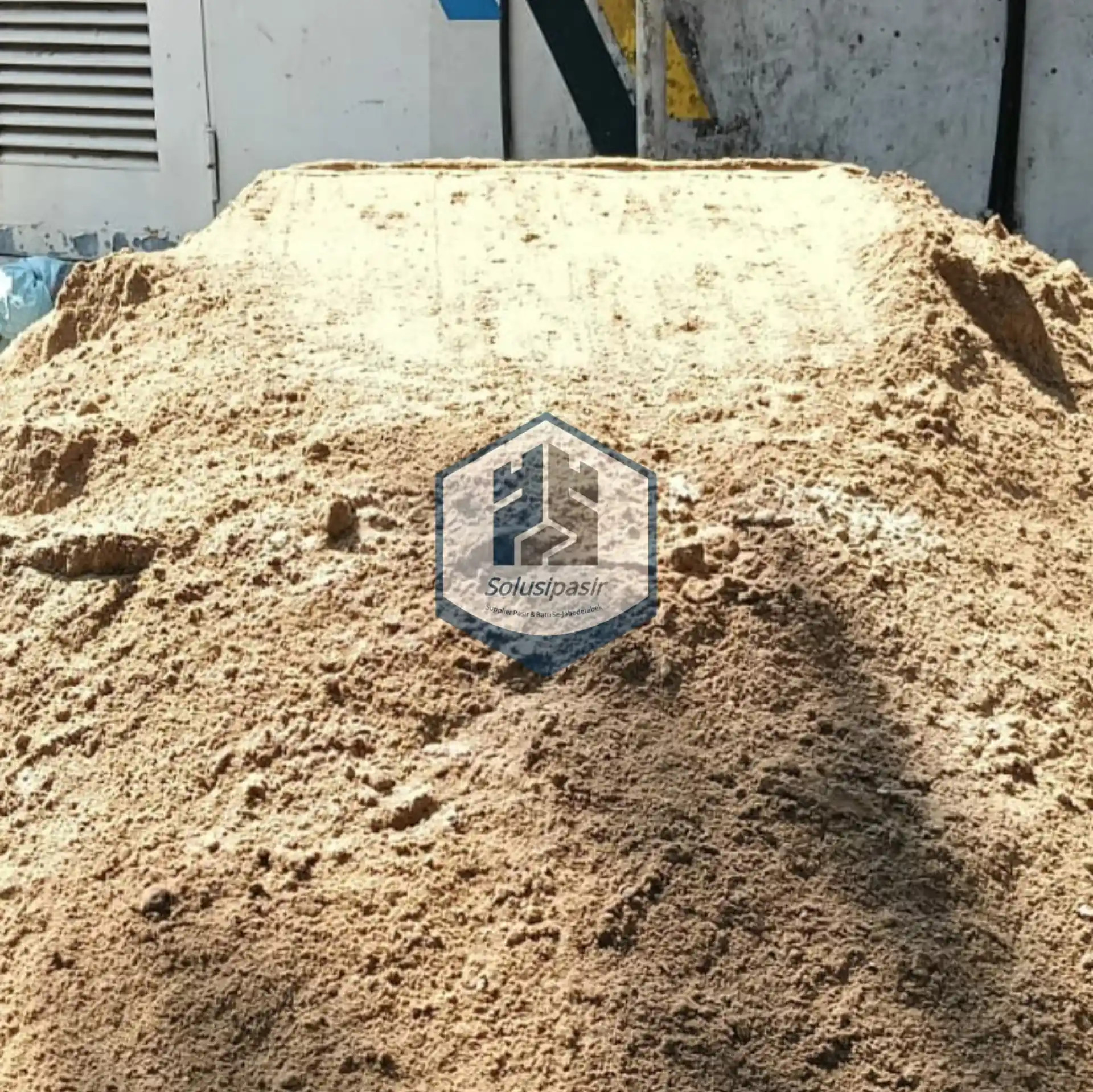 Pengiriman dan bongkar muat material pasir cilegon di area Bogor