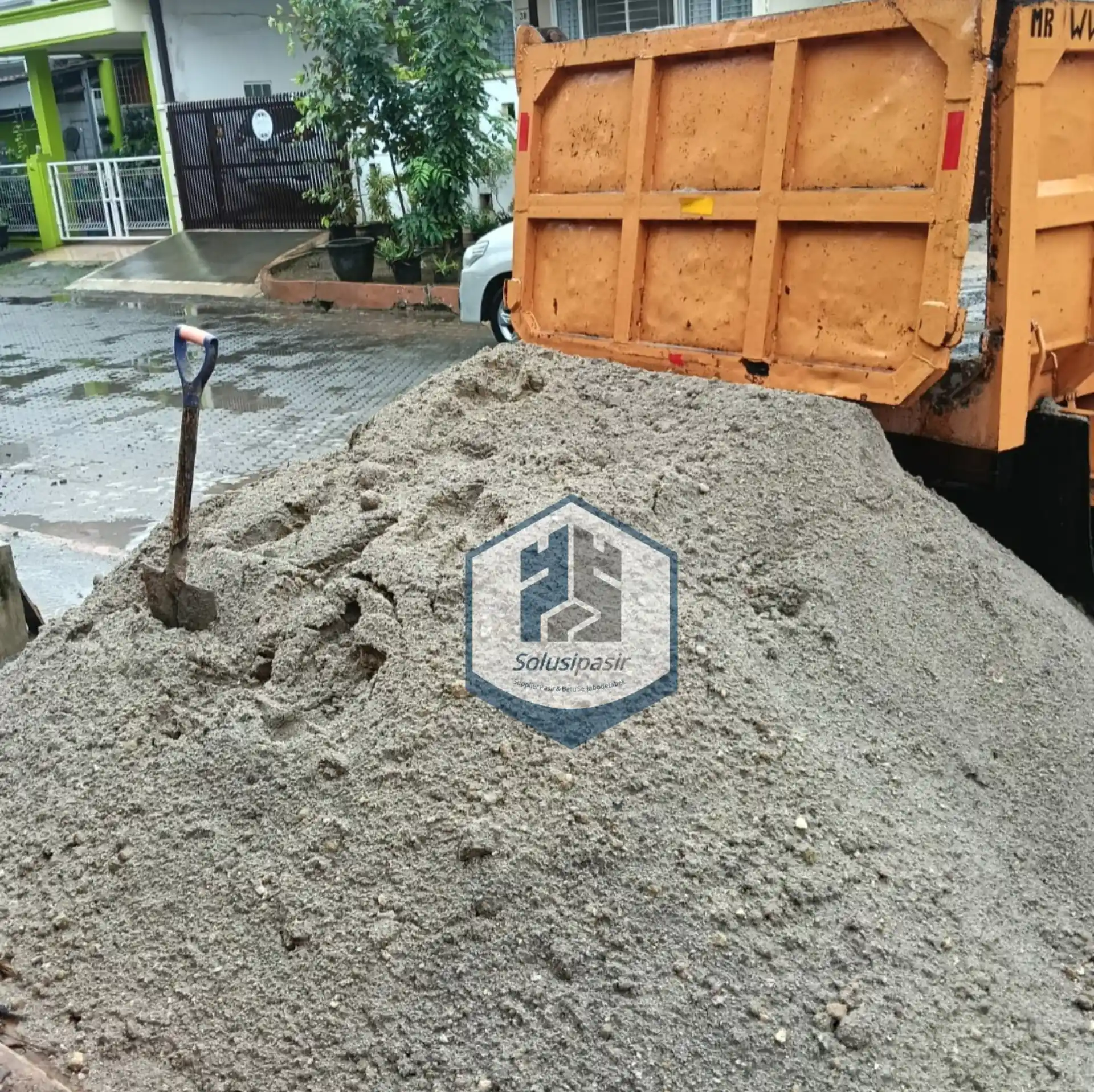 Pekerja mengawasi proses bongkar muat pasir cilegon di Tangerang