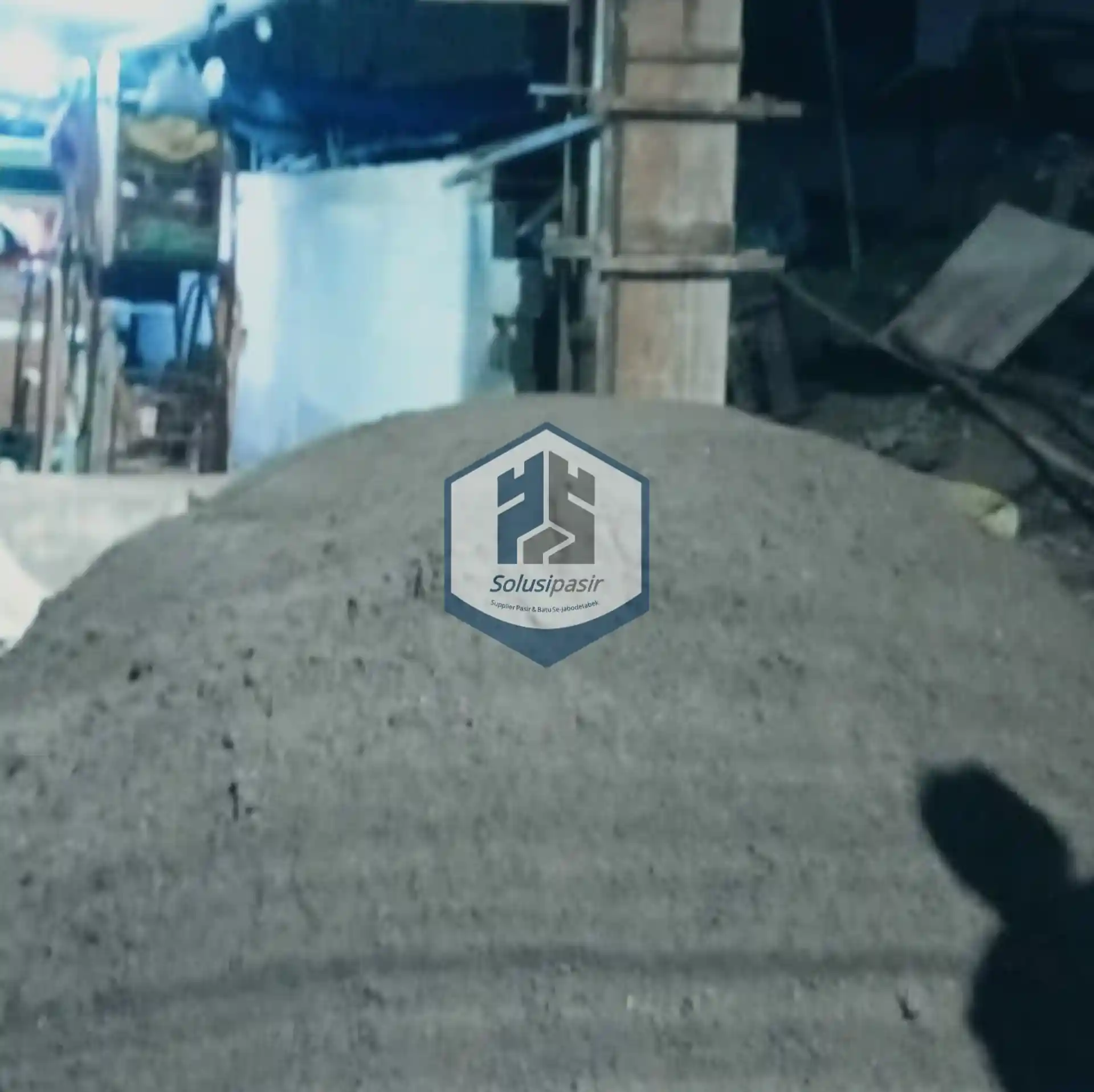 Aktivitas bongkar muat pasir cuci plester di lokasi proyek Jakarta