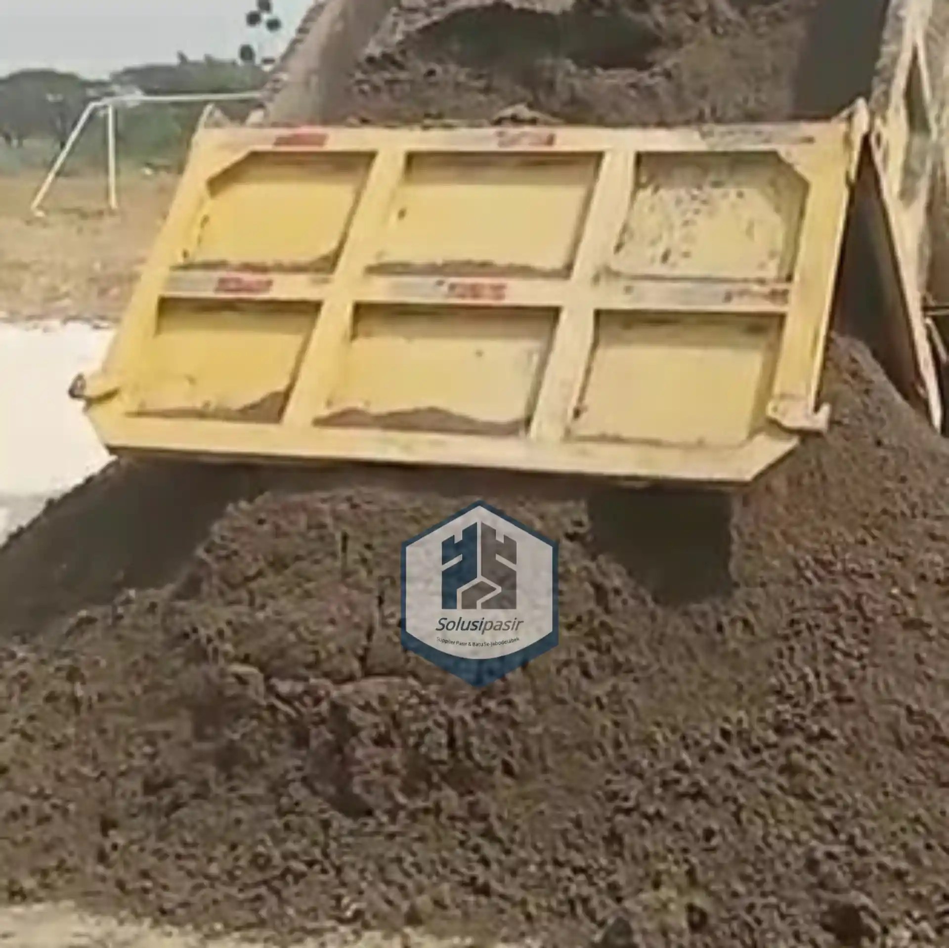Pekerja mengawasi proses bongkar muat pasir cuci plester di Tangerang