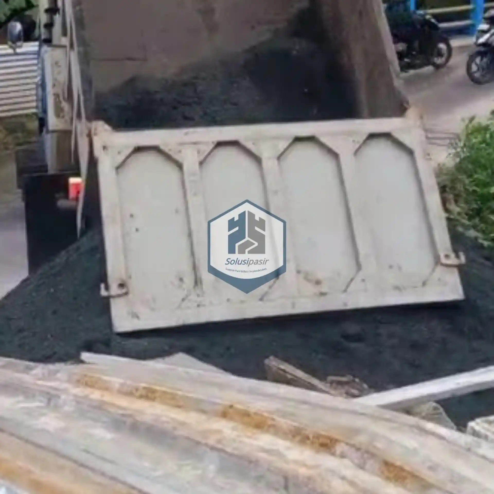 Pengiriman dan bongkar muat material pasir hitam cor di area Bogor