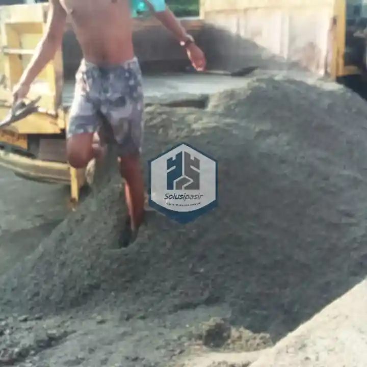 Aktivitas bongkar muat pasir hitam cor di lokasi proyek Jakarta