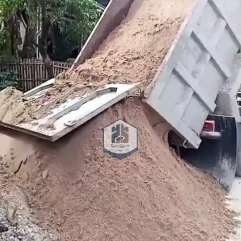 Proses bongkar muat pasir jalupang untuk proyek konstruksi di Bekasi