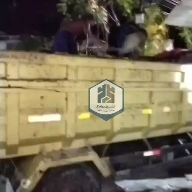 Pengiriman dan bongkar muat material pasir jalupang di area Bogor