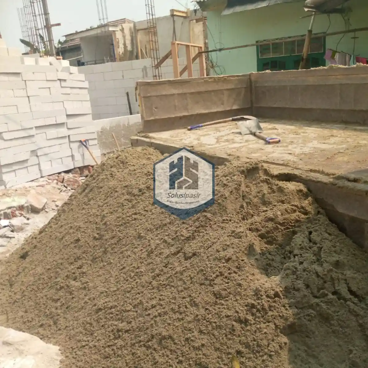 Aktivitas bongkar muat pasir jalupang di lokasi proyek Jakarta