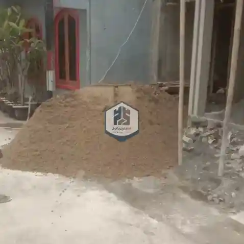 Pekerja mengawasi proses bongkar muat pasir jalupang di Tangerang
