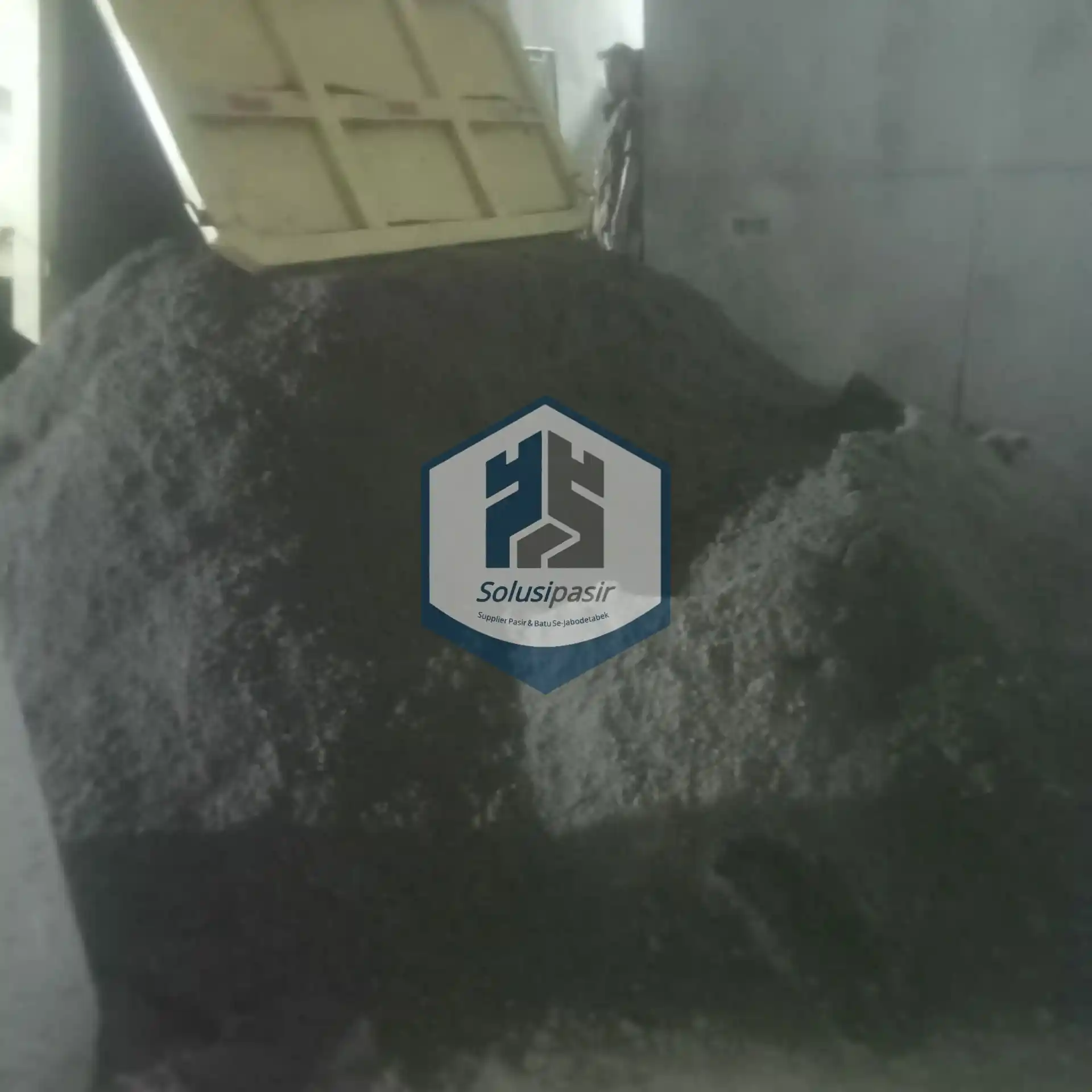 Pengiriman dan bongkar muat material pasir rangkas di area Bogor
