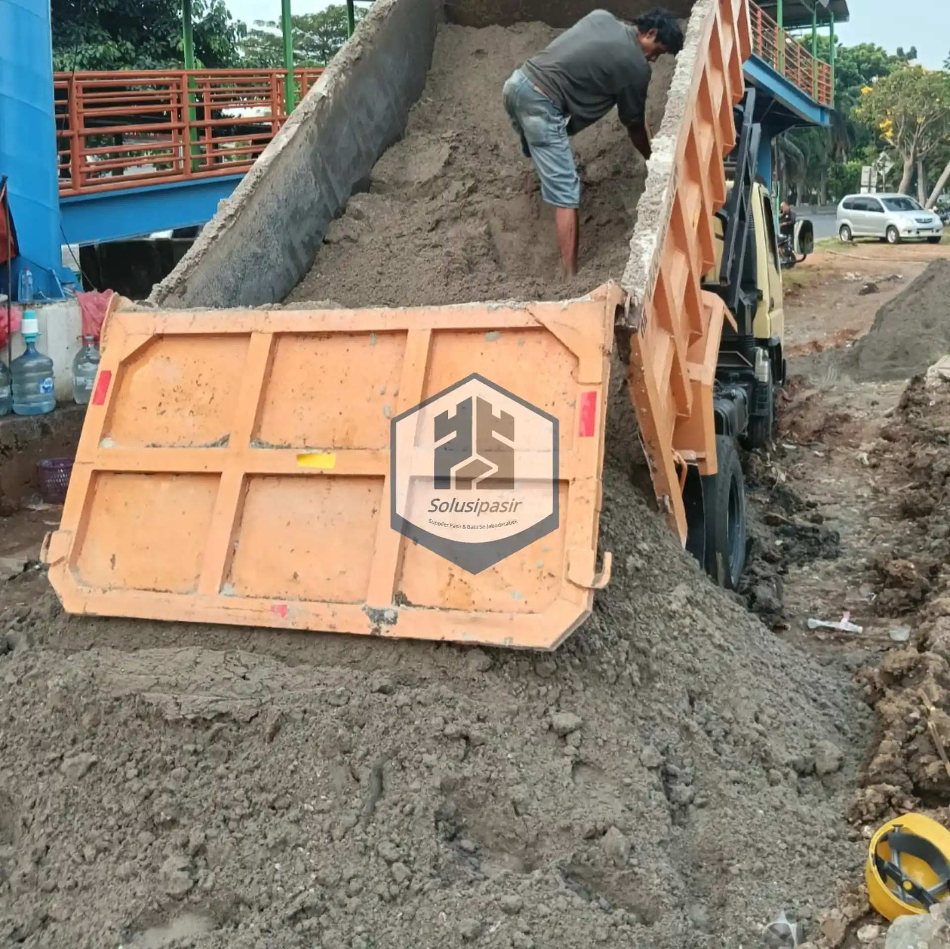 Aktivitas bongkar muat pasir rangkas di lokasi proyek Jakarta