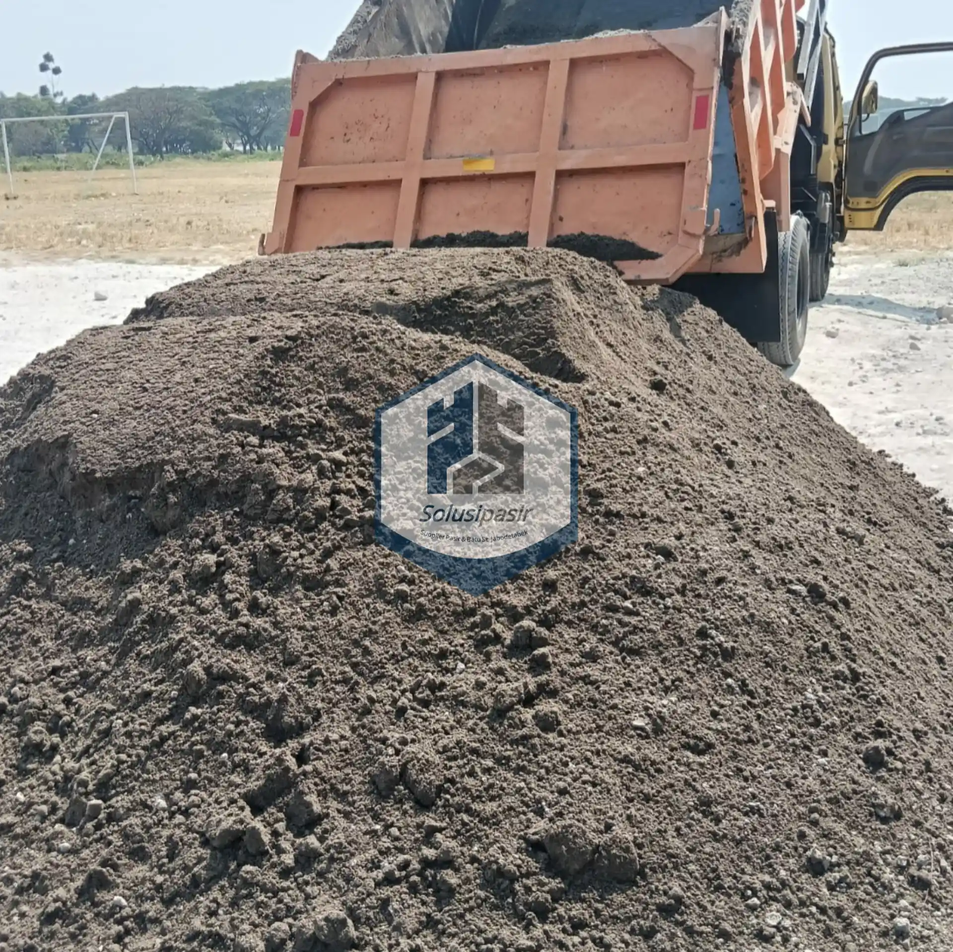 Pekerja mengawasi proses bongkar muat pasir rangkas di Tangerang