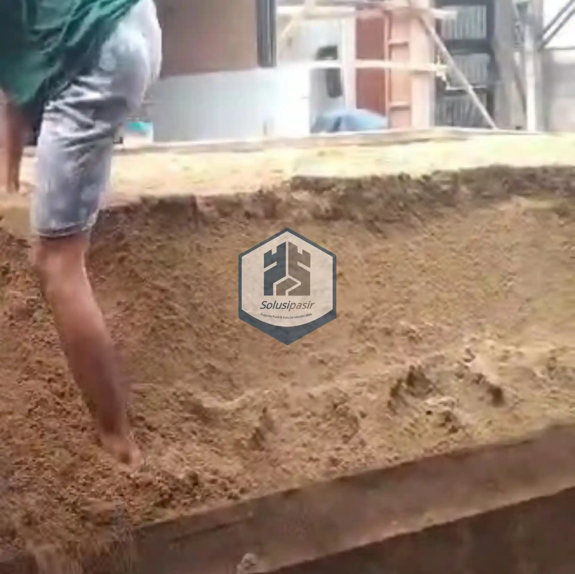 Proses bongkar muat pasir tayan kalimantan untuk proyek konstruksi di Bekasi