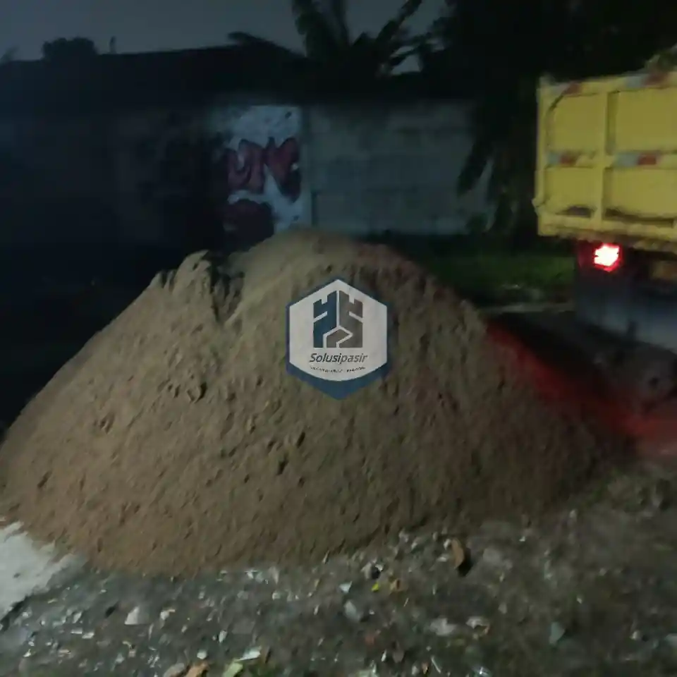 Truk logistik sedang melakukan bongkar muat pasir tayan kalimantan di Depok