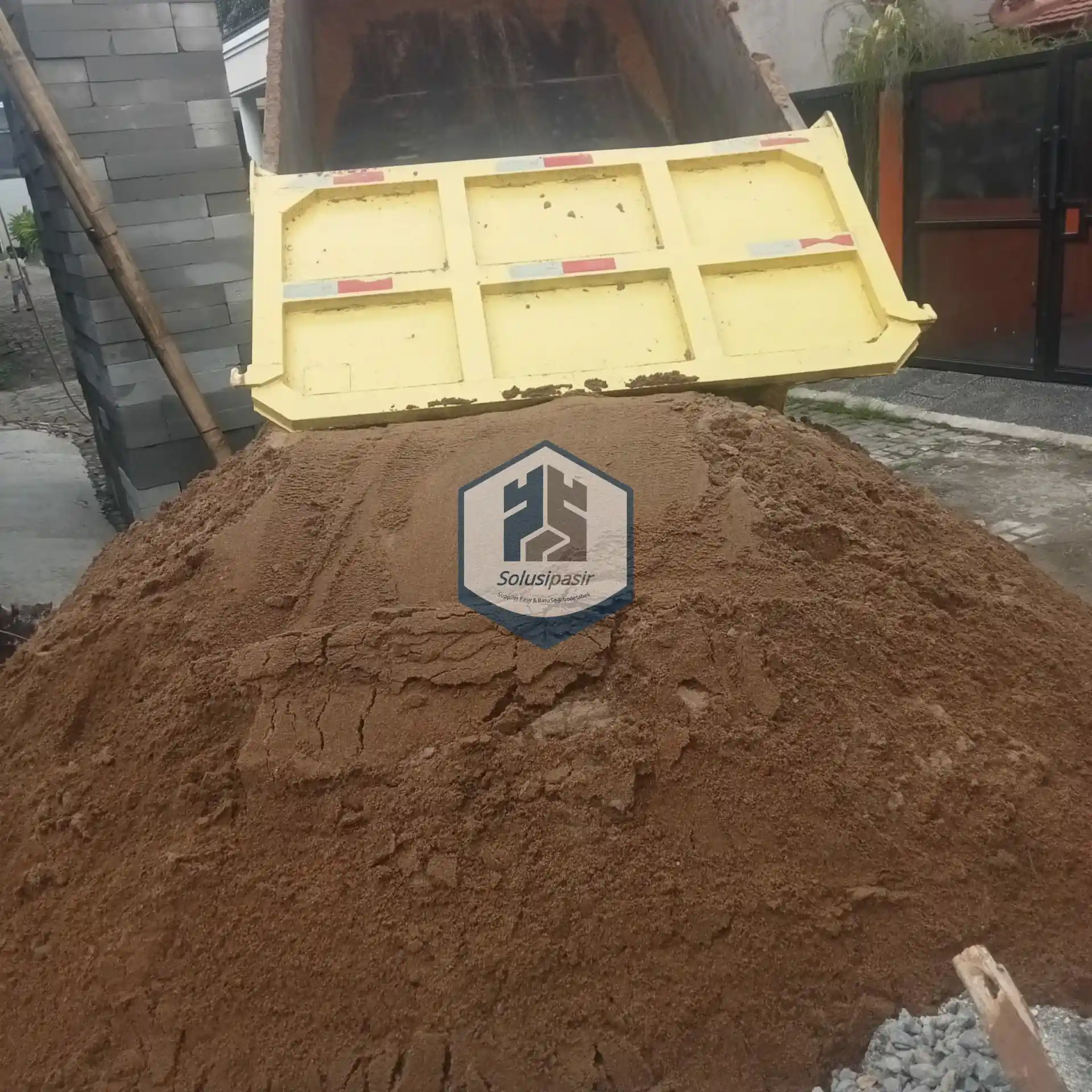 Aktivitas bongkar muat pasir tayan kalimantan di lokasi proyek Jakarta