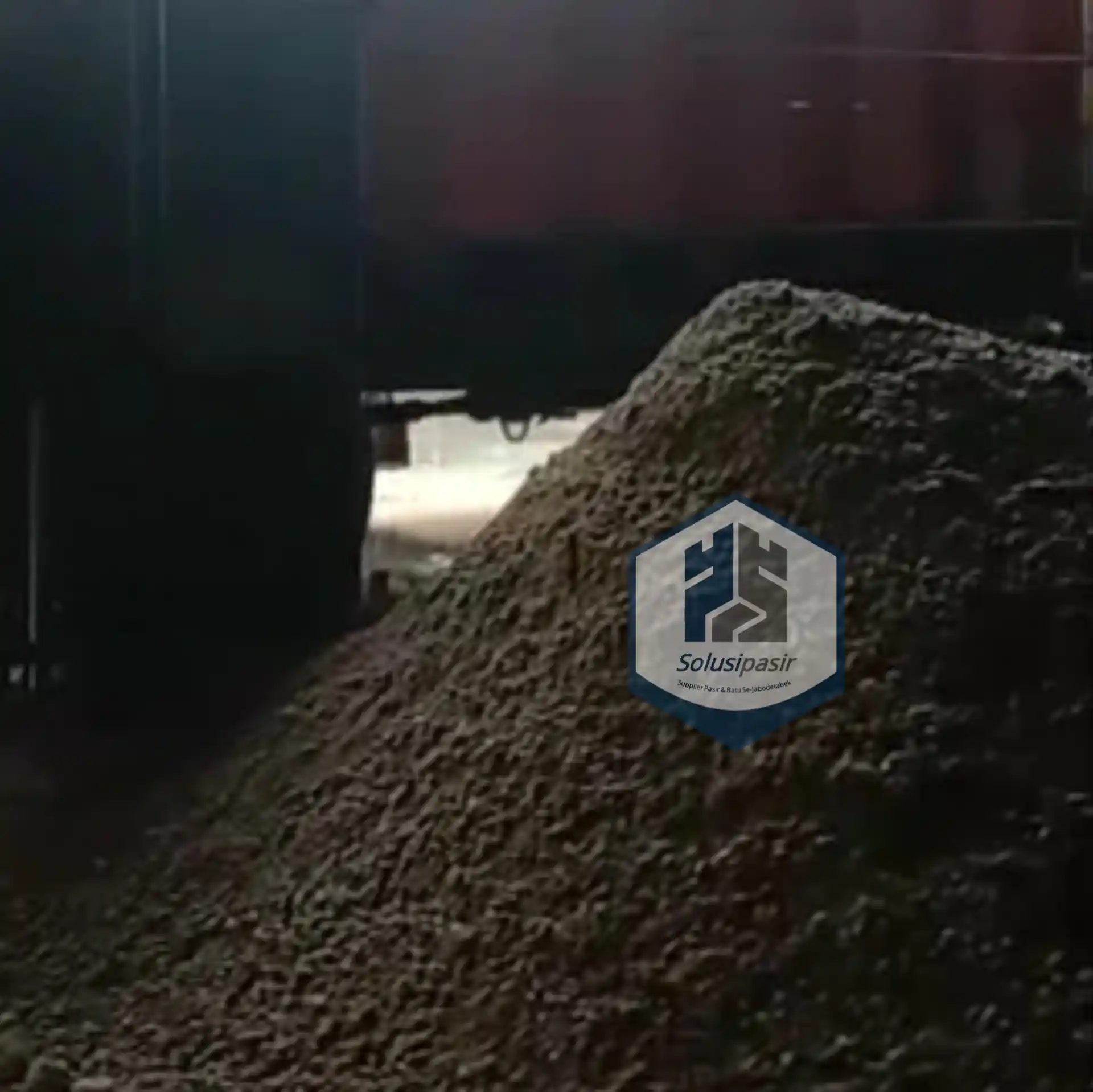 Aktivitas bongkar muat pasir urug di lokasi proyek Jakarta