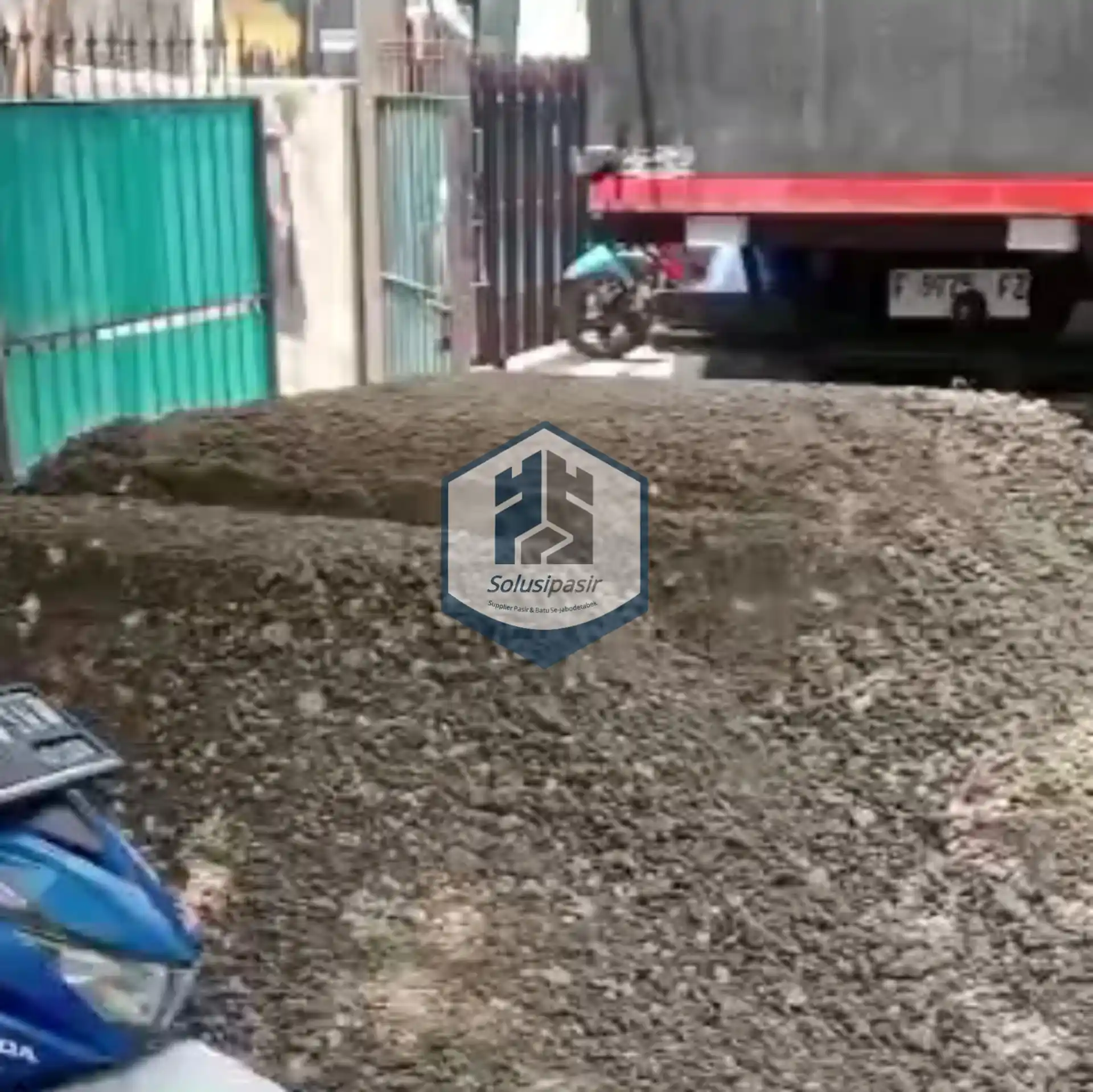 Pekerja mengawasi proses bongkar muat pasir urug di Tangerang