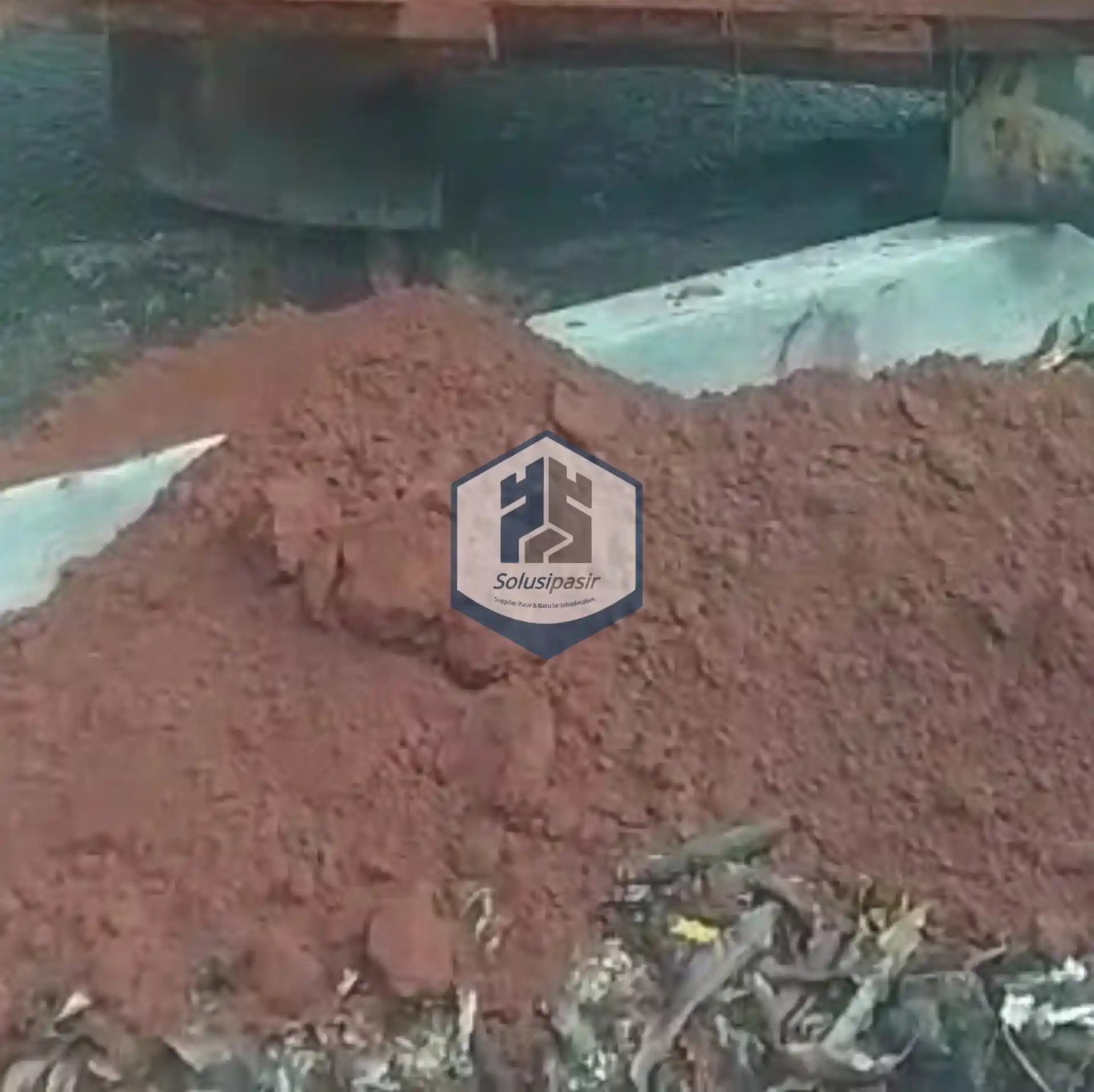 Pengiriman dan bongkar muat material tanah merah di area Bogor