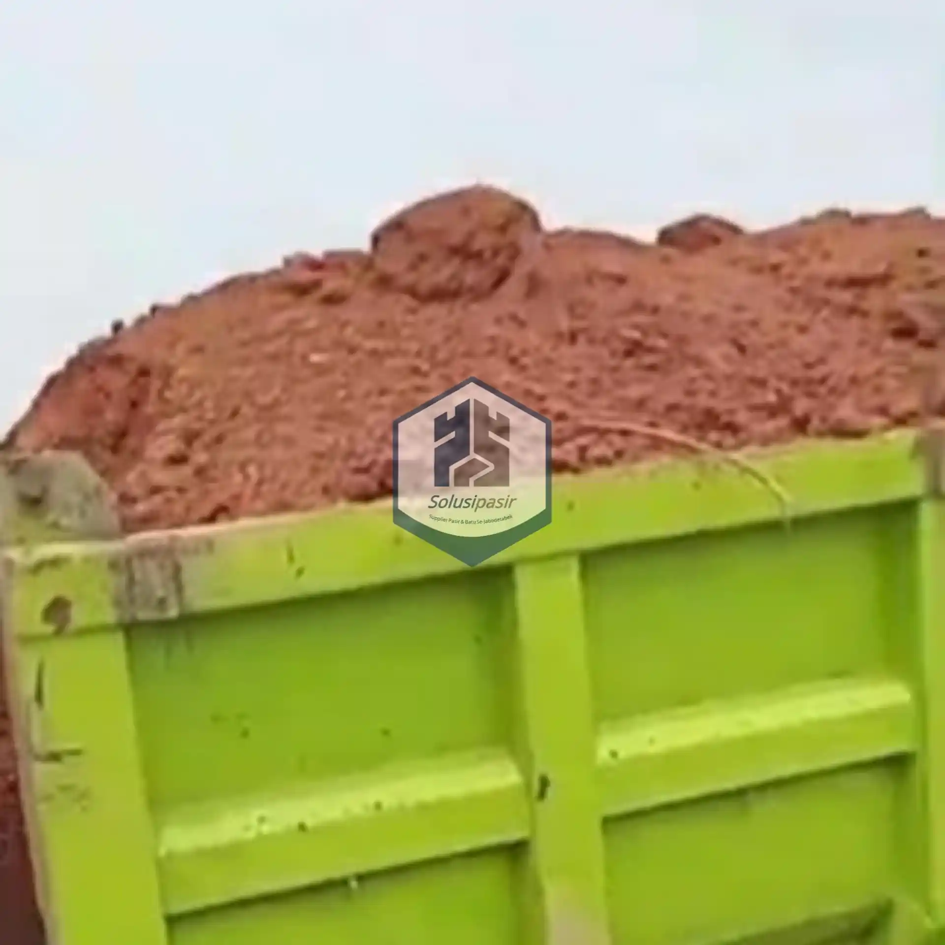 Distribusi dan bongkar muat tanah merah berkualitas di wilayah Jabodetabek